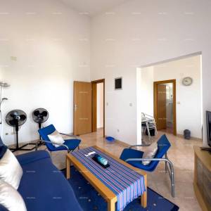 Pula. Kuća , blizina obilaznice. Periferija grada, miran dio.