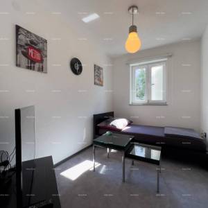 Pula. Kuća , blizina obilaznice. Periferija grada, miran dio.