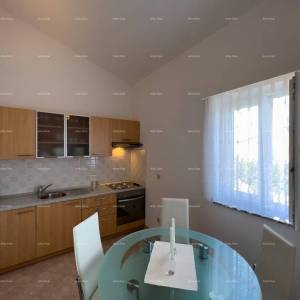 Pula. Kuća , blizina obilaznice. Periferija grada, miran dio.