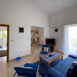 Pula. Kuća , blizina obilaznice. Periferija grada, miran dio.