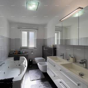 Pula. Kuća , blizina obilaznice. Periferija grada, miran dio.