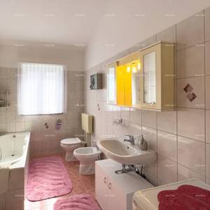 Pula. Kuća , blizina obilaznice. Periferija grada, miran dio.