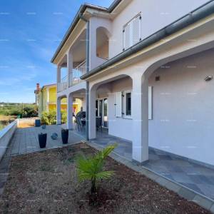 Pula. Kuća , blizina obilaznice. Periferija grada, miran dio.