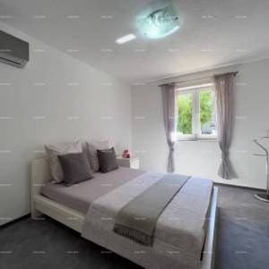 Pula. Kuća , blizina obilaznice. Periferija grada, miran dio.