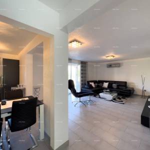 Pula. Kuća , blizina obilaznice. Periferija grada, miran dio.