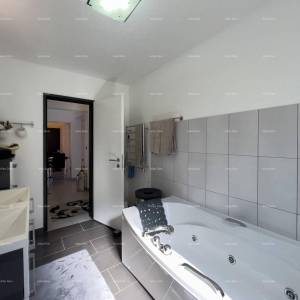 Pula. Kuća , blizina obilaznice. Periferija grada, miran dio.