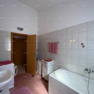 Pula. Kuća , blizina obilaznice. Periferija grada, miran dio.