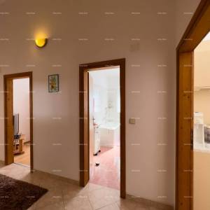 Pula. Kuća , blizina obilaznice. Periferija grada, miran dio.