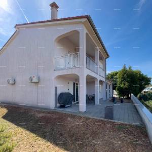 Pula. Kuća , blizina obilaznice. Periferija grada, miran dio.