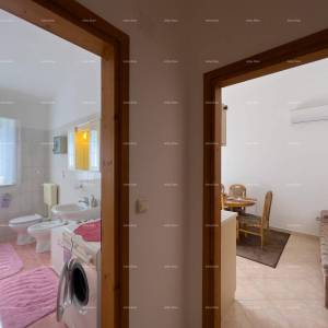 Pula. Kuća , blizina obilaznice. Periferija grada, miran dio.