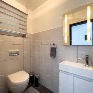 Pula. Kuća , blizina obilaznice. Periferija grada, miran dio.