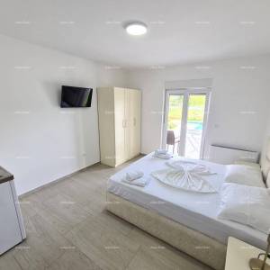 Pula! Kuća s 15 soba i s bazenom! Lokacija Veli vrh.