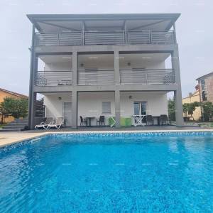 Pula! Kuća s 15 soba i s bazenom! Lokacija Veli vrh.