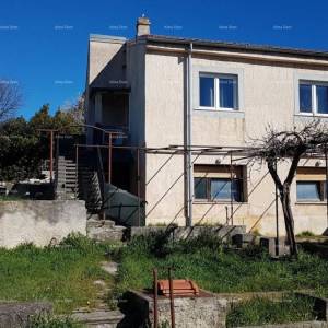 Pula!  Kuća s dva stana i velikim vrtom. Blizina Mup-a.