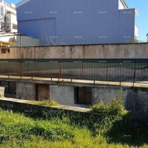 Pula!  Kuća s dva stana i velikim vrtom. Blizina Mup-a.