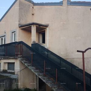 Pula!  Kuća s dva stana i velikim vrtom. Blizina Mup-a.