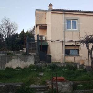 Pula!  Kuća s dva stana i velikim vrtom. Blizina Mup-a.