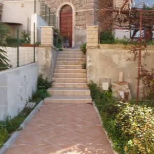 Pula. Kuća s poslovnim prostorom i garažom!