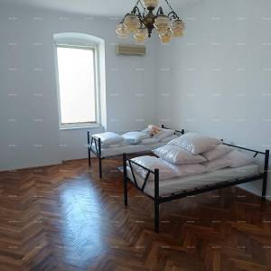 Pula. Kuća s poslovnim prostorom i garažom!