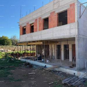 Pula, periferija grada Valmade. Odlična povezanost autobusnih linija. Udaljenost do Ližnjana 7 km.