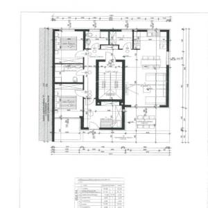 Pula, periferija grada Valmade. Odlična povezanost autobusnih linija. Udaljenost do Ližnjana 7 km.