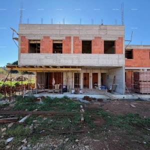 Pula, periferija grada Valmade. Odlična povezanost autobusnih linija. Udaljenost do Ližnjana 7 km.