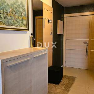 PULA, PJEŠČANA UVALA - vrhunsko namješten stan s terasom samo 150 metara od mora, parking