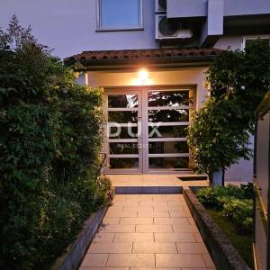 PULA, PJEŠČANA UVALA - vrhunsko namješten stan s terasom samo 150 metara od mora, parking