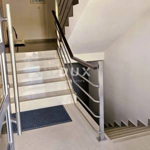 PULA, PJEŠČANA UVALA - vrhunsko namješten stan s terasom samo 150 metara od mora, parking