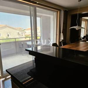 PULA, PJEŠČANA UVALA - vrhunsko namješten stan s terasom samo 150 metara od mora, parking