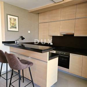 PULA, PJEŠČANA UVALA - vrhunsko namješten stan s terasom samo 150 metara od mora, parking