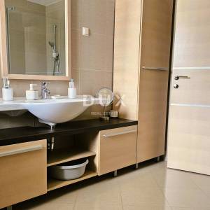 PULA, PJEŠČANA UVALA - vrhunsko namješten stan s terasom samo 150 metara od mora, parking