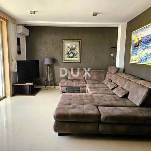 PULA, PJEŠČANA UVALA - vrhunsko namješten stan s terasom samo 150 metara od mora, parking