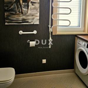 PULA, PJEŠČANA UVALA - vrhunsko namješten stan s terasom samo 150 metara od mora, parking