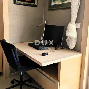 PULA, PJEŠČANA UVALA - vrhunsko namješten stan s terasom samo 150 metara od mora, parking