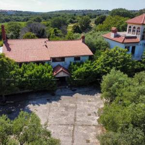 Pula Savršen mir i potencijal: nekretnina s 12 spavaćih soba, bazenom i prekrasnim pogledom na more u Pomeru