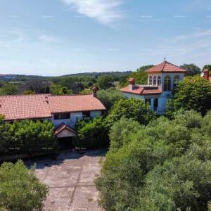 Pula Savršen mir i potencijal: nekretnina s 12 spavaćih soba, bazenom i prekrasnim pogledom na more u Pomeru