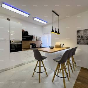 Pula, strogi centar, Istarska ulica, 500 metara do Arene. Moderan i kompletno uređen i namješteni gradski stan.