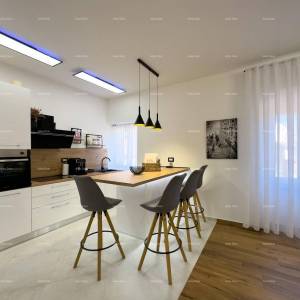 Pula, strogi centar, Istarska ulica, 500 metara do Arene. Moderan i kompletno uređen i namješteni gradski stan.