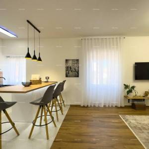 Pula, strogi centar, Istarska ulica, 500 metara do Arene. Moderan i kompletno uređen i namješteni gradski stan.