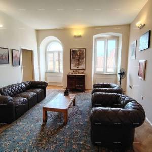 Pula Trosoban stan u samom centru. Pješačka zona.