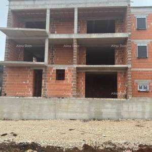 Pula. Veli Vrh, veliki stan sa 3 spavaće sobe. 3 km do centra Fažane.