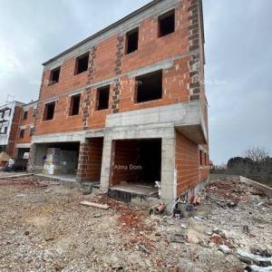 Pula. Veli Vrh, veliki stan sa 3 spavaće sobe. 3 km do centra Fažane.