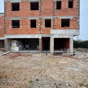 Pula. Veli Vrh, veliki stan sa 3 spavaće sobe. 3 km do centra Fažane.