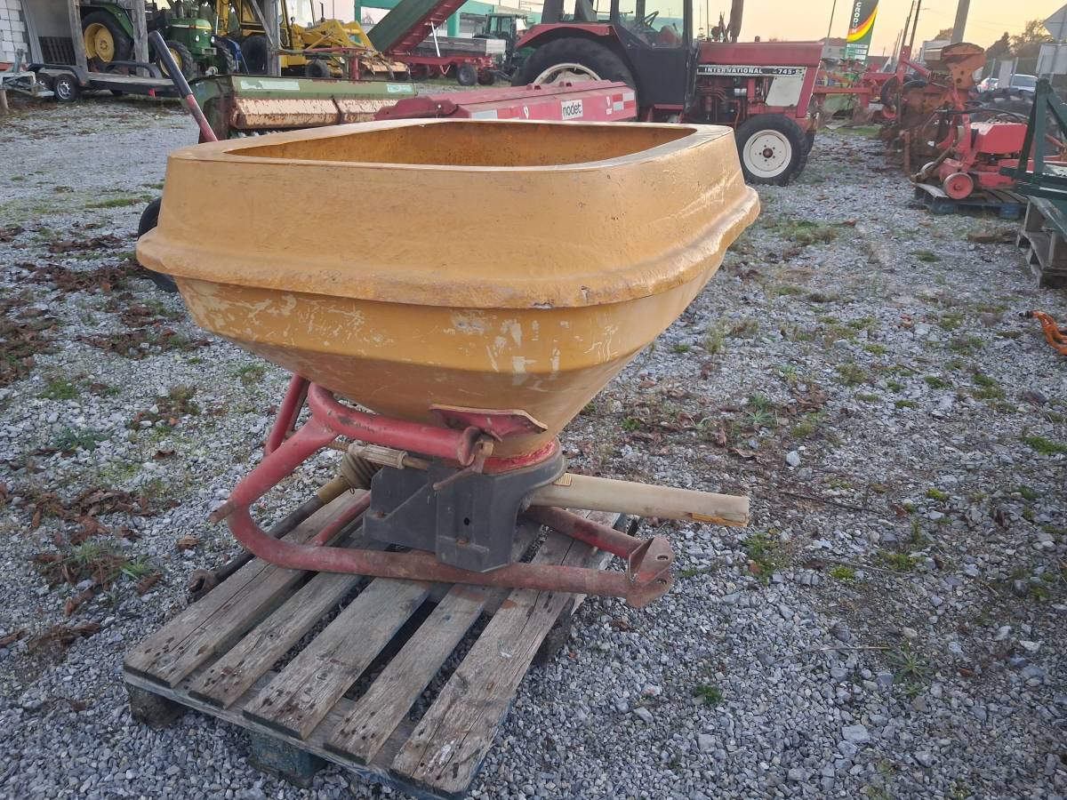 Rasipač Vicon 600 kg