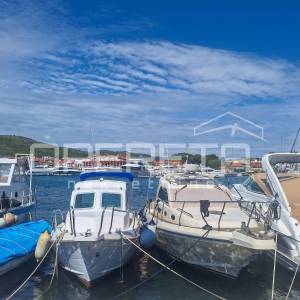 Renovirana kuća s 3 apartmana- Tribunj centar