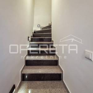 Renovirana kuća s 3 apartmana- Tribunj centar