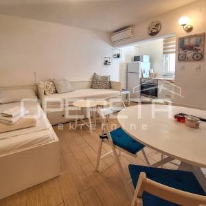 Renovirana kuća s 3 apartmana- Tribunj centar