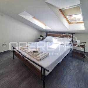 Renovirana kuća s 3 apartmana- Tribunj centar