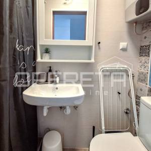 Renovirana kuća s 3 apartmana- Tribunj centar